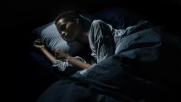 إطفاء النور وتجنب القيلولة قبل النوم