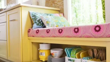 استخدام أرفف تخزين تحت المطبخ