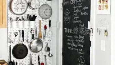 استغلال الحوائط الجانبية لتعليق بعض ادوات المطبخ
