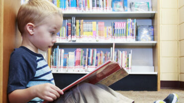 اصطحاب الطفل الي المكتبة