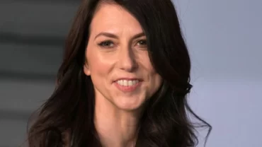 الأمريكية ماكنزي سكوت