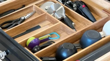 الاستعانة بمقسم ادراج لتنسيق ادوات المطبخ