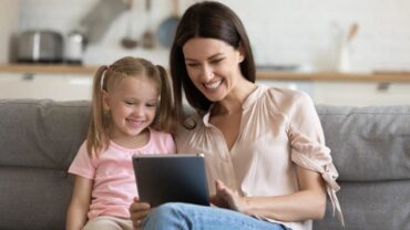 التطبيقات الناطقة