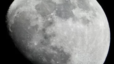 تمتلك الأرض ثلاثة أقمار