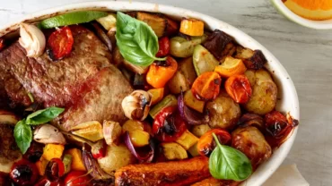 تورالي (صينية خضروات باللحم) وأرز وسلطة