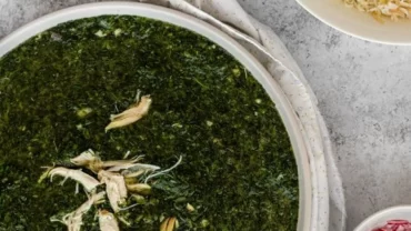 دجاج محمر مع ملوخية خضراء وأرز بالشعرية