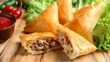 سمبوسك محشو باللحمة المفرومة مع  شوربة لسان عصفور وسلطة خضراء