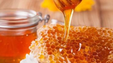 العسل-لترطيب-البشرة-370x208 ماسكات مرطبة لبشرة صحية ومشرقة في 2024