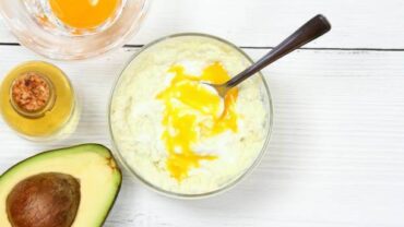 وصفة الأفوكادو لتنعيم الشعر المجعد