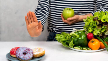 تجنب تناول الأطعمة التي تزيد من مستوى السكر في الدم