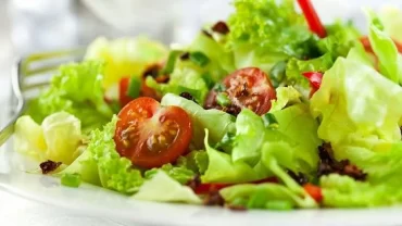 تناول السلطة الخضراء