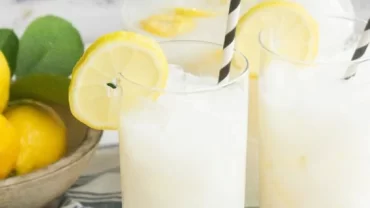 مشروب الليمون مع اللبن البودرة