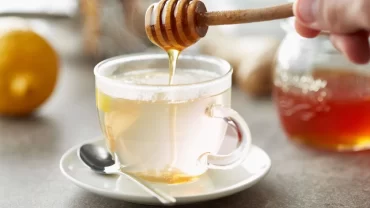 مشروب الماء الدافئ بالعسل الأبيض